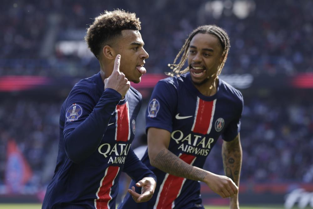 官宣：李霄鹏正式出任青岛海牛队主教练.